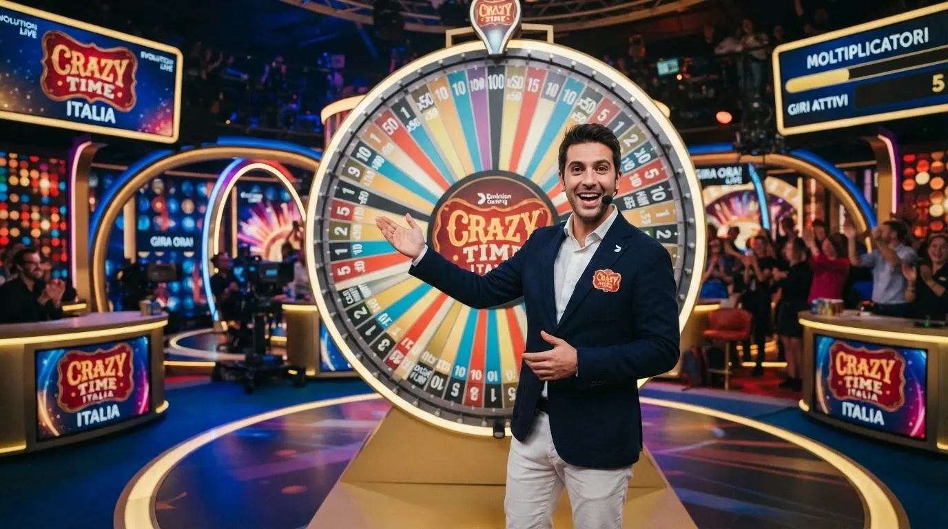Il tabellone colorato di Crazy Time con la ruota della fortuna in primo piano e un conduttore italiano in azione davanti a uno schermo LED.